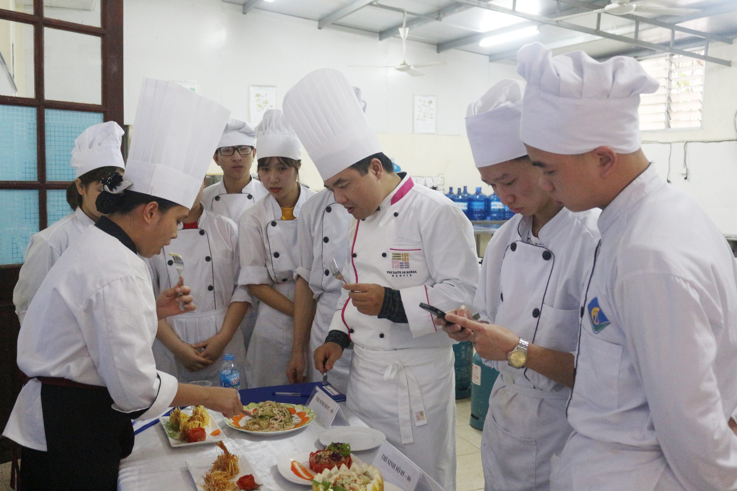 Nhân viên phụ bếp làm những công việc gì?
