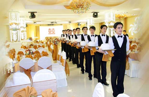 NHÂN VIÊN PHỤC VỤ NHÀ HÀNG LÀM NHỮNG CÔNG VIỆC GÌ ?
